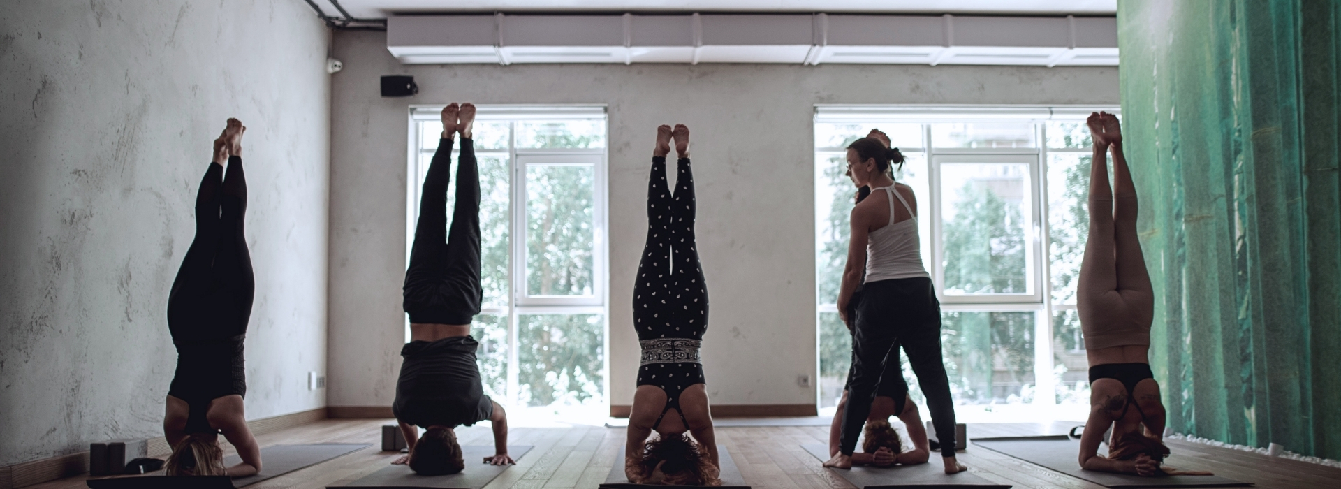 Практика йоги в студії MindfulPlace